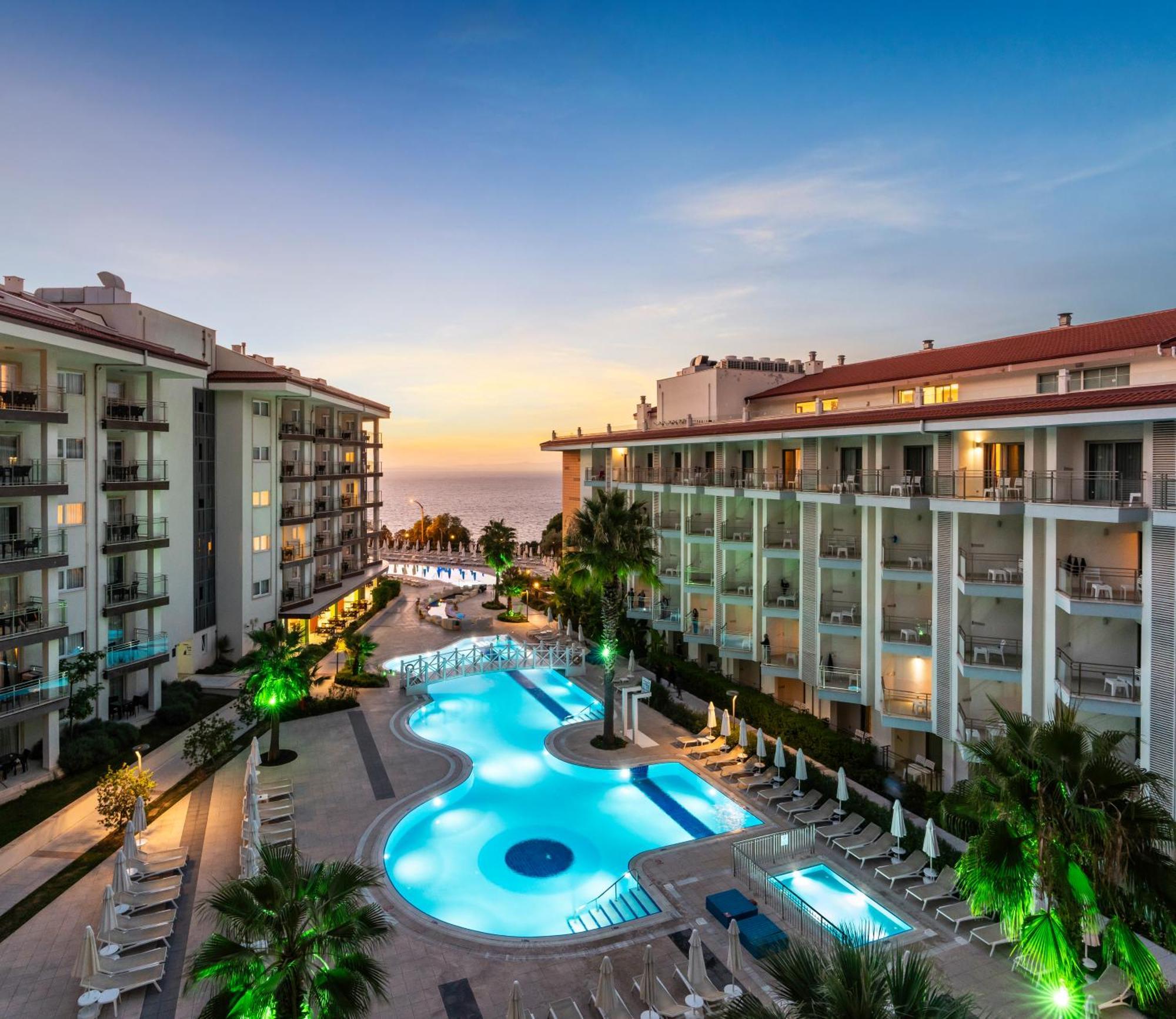 Ramada Hotel & Suites By Wyndham Kusadası Eksteriør billede